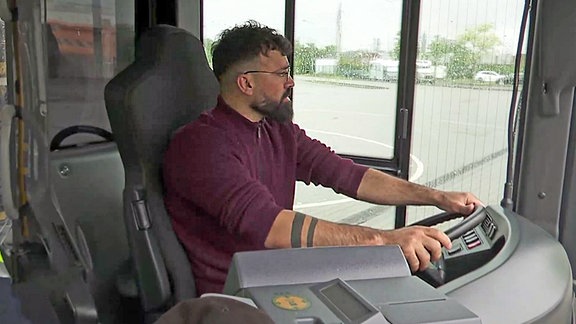 Achmad Assam Abdullah aus Syrien in Bus der Dresdner Verkehrsbetriebe, kurz vor Abschluss der Ausbildung