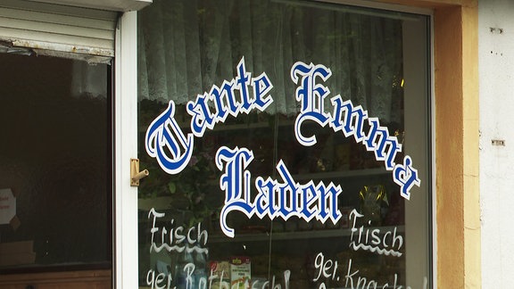 Ein Ladenfenster trägt den Schriftzug "Tante Emma Laden".