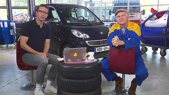 Peter Imhof und Andreas Kessler vor einem  Elektroauto