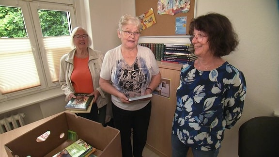 drei ehrenamtliche Damen in einer Bücherei