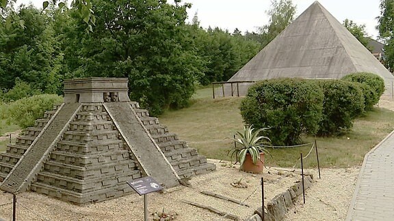 Pyramiden in einem Miniaturenpark