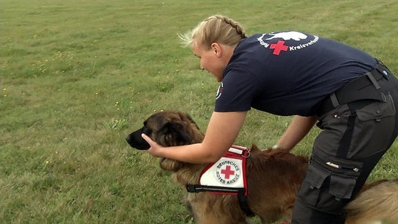 Hund mit seiner Führerin bei der Prüfung