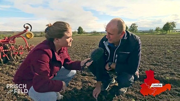 Pauline Vestring im gespräch mit einem Bauern auf dem Feld