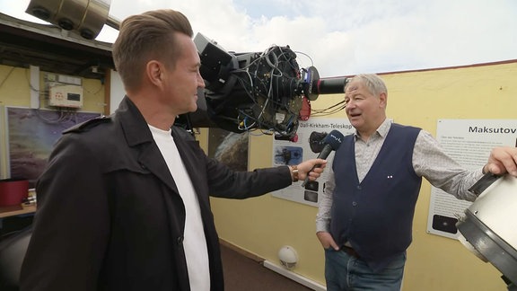 Reporter mit Leiter der Sternwarte Radebeul