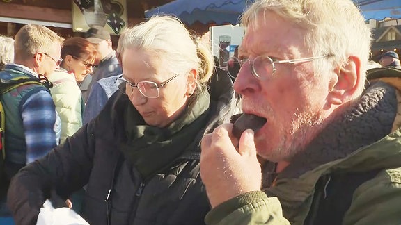 Menschen essen Pfefferkuchen.