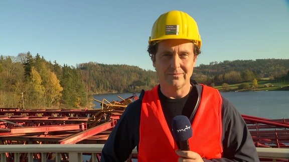 Der Reporter auf einer Brücke