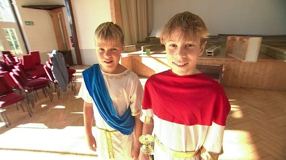 Zwei Jungen in römischen Togas