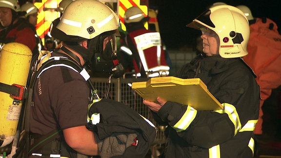 Feuerwehrleute während der Katastrophenschutzübung