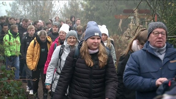 Schüler  und Lehrer des Fallsteingymnasium auf dem Weg zum Brocken