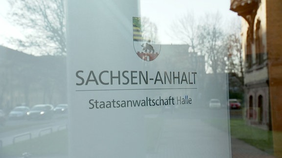 Hinter einem spiegelnden Fenster steht "Sachsen-Anhalt Staatsanwaltschaft Halle".