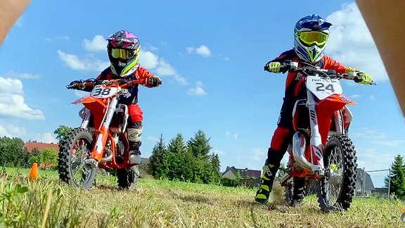 Zwei Jugendliche auf Motocross-Rädern