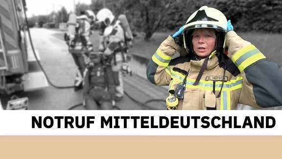 Feuerwehrfrau im Vordergrund, Löschaktion in schwarz-weiß im Hintergrund