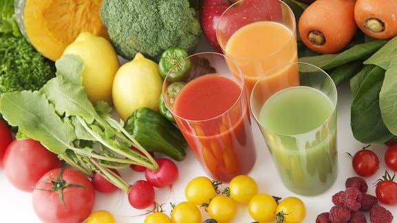 Gläser frischen Saft aus verschiedenen Früchten.