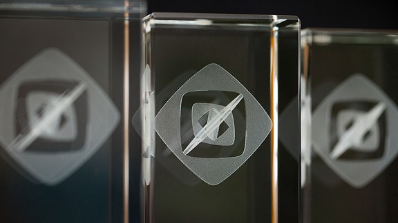 Die Trophäe des Grimme Online Awards: ein Quader aus Glas
