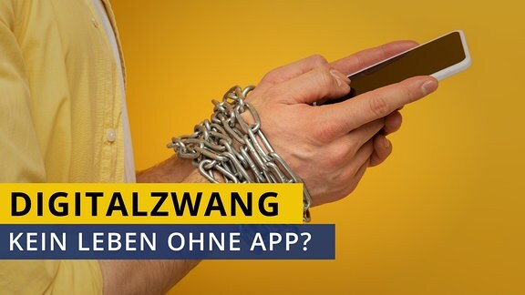 Eine Person hat ein Smartphone in den Händen. An den Handgelenken ist die Person mit einer Kette gefesselt.