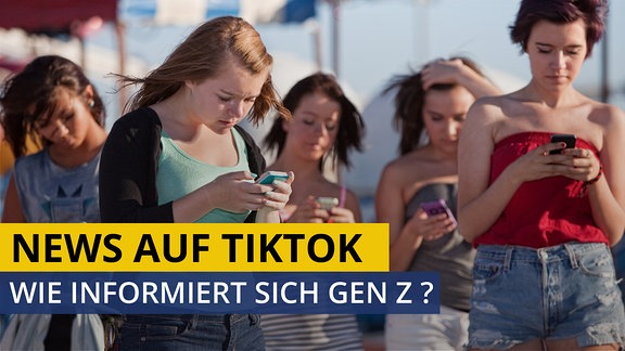 Mehrere junge Frauen stehen im Sonnenschein und blicken jeweils auf ihr eigenes Smartphone.