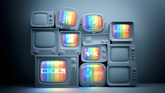Stilisierte Grafik von mehreren Fernsehern, die aufeinandergestapelt sind. Auf einigen ist ein bunter Hintergrund und die Logos von deutschen Privatsendern zu sehen.