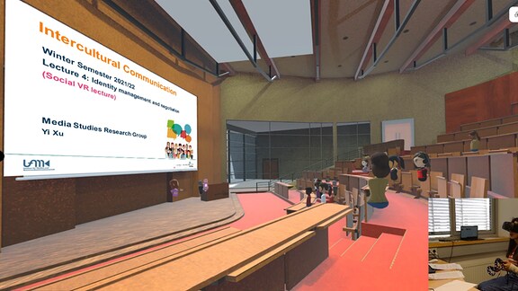 Besuch einer virtuellen Vorlesung an der TU Ilmenau: Die Fotomantage zeigt digitale Personen in einem virtuellen Hörsaal sowie einen Bildausschnitt mit Sicht auf eine Studentin mit VR-Brille, wie sie ebenfalls an der Vorlesung teilnimmt.