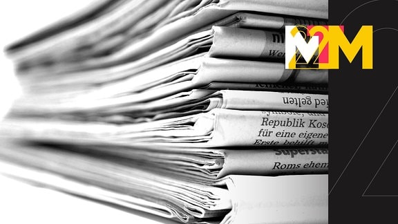 Logo der Medientage Mitteldeutschland. Im Hintergrund befindet sich das Foto eines Zeitungsstapels.