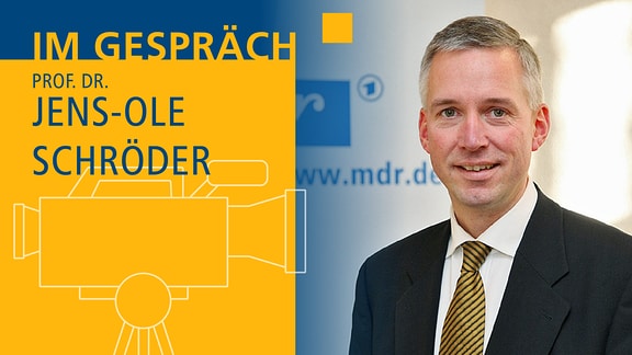 Auf der rechten Seite ist ein Portrait von Prof. Dr. Jens-Ole Schröder abgebildet (graue Haare, schwarzer Anzug, gelb-braun gestreifter Schlips). Auf der linken Seite ist ein Kamera-Symbol zu sehen. Darüber steht: im Gespräch mit Prof. Dr. Jens-Ole Schröder.