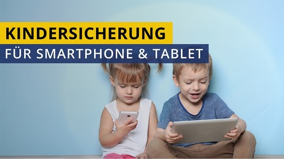 Zwei Kleinkinder spielen mit einem Smartphone und einem Tablet. 