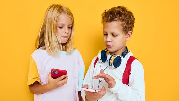 Foto von zwei Kindern mit Smartphone