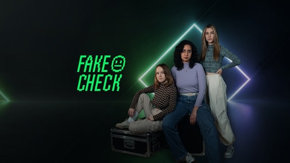 Die Moderatorinnen Eva, Mona und Shafia posieren neben dem Logo von Fakecheck.