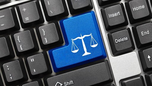 Eine Tastatur mit einer blauen Taste, auf der eine stilisierte Waage als Gesetzsymbol abgebildet ist. | Bildrechte: PantherMedia / ArtemSam