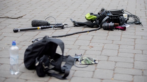 Eine Kamera, Mikrofon, Kopfhörer und andere Teile einer Ausrüstung eines ZDF-Teams liegen auf dem Boden.