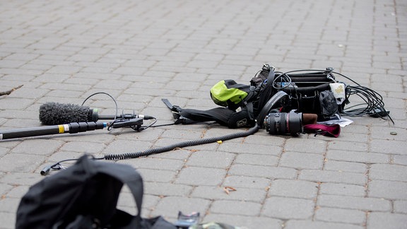 Eine Kamera, Mikrofon, Kopfhörer und andere Teile einer Ausrüstung eines ZDF-Teams liegen auf dem Boden.