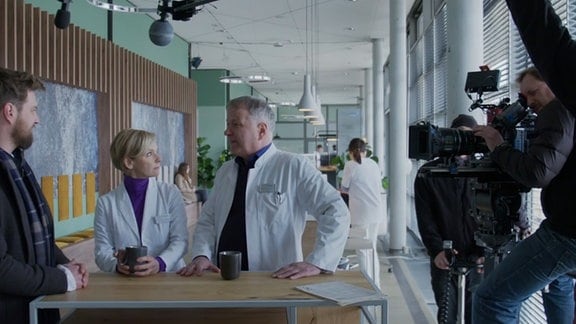 Die IaF-Schauspieler Andrea-Kathrin Loewig alias Dr. Kathrin Globisch und Thomas Rühmann alias Dr. Roland Heilmann drehen gerade eine Szene für die Serie "In aller Freundschaft".