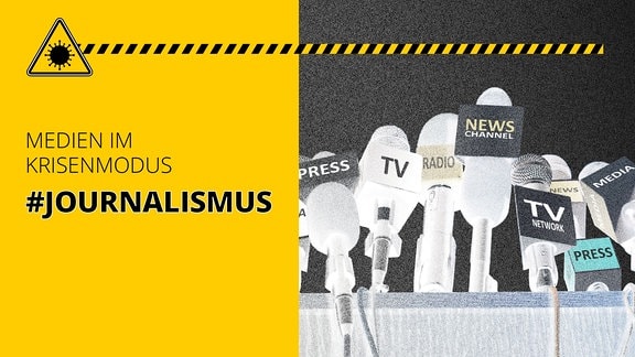 Zahlreiche Mikrophone auf einem Pult, dazu Schriftzug: Medien im Krisenmodus  #Journalismus