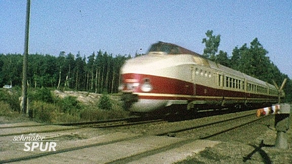 Lokomotive und Eisenbahnwaggons.