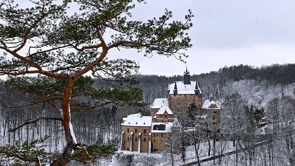 Inmitten des verschneiten Zschopautals erhebt sich die Burg Kriebstein.