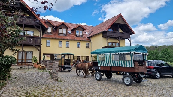 Im Ferienhotel Wiesenhof ist wieder ordentlich Betrieb. Beinahe täglich starten Familien oder Rentnergruppen zur Kremserfahrt durch die Dahlener Heide.