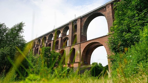 Göltzschtalbrücke im Vogtland: eine Brücke, die aus mehreren Ebenen mit unterschiedlich großen Rundbögen besteht.