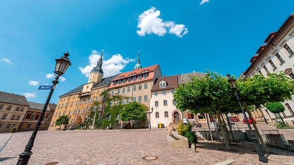 Blick auf den Markt mit dem Rathaus und dem Kirchturm der Kirche "Zu unserer lieben Frauen" dahinter.