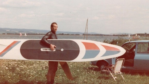 Frank Sievers mit Surfbrett 