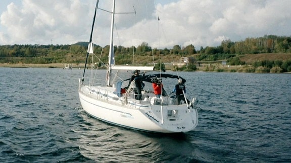 Ein Segelboot auf dem Berzdorfer See.