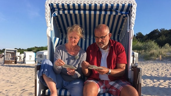 Eine Frau und ein Mann in einem Strandkorb