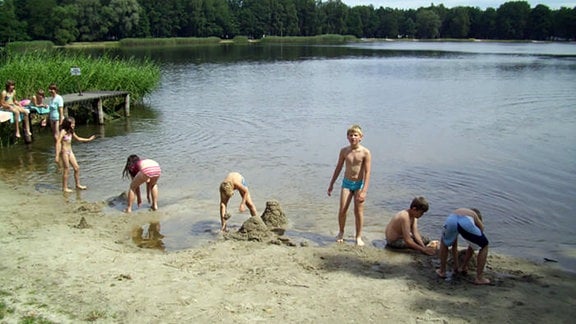 Ferienlager-Kinder spielen am Badestrand des Körbaer Teich