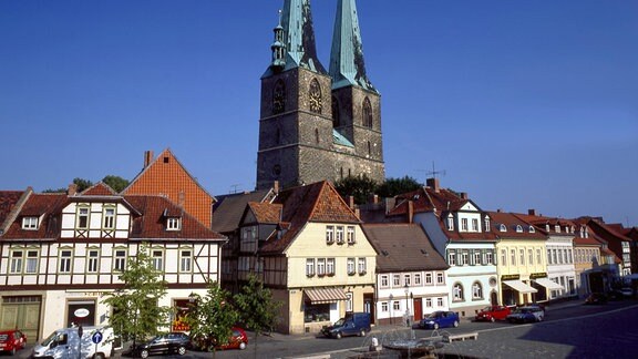 Türme der St. Nikolaikirche und Fachwerkhäuser in Quedlinburg