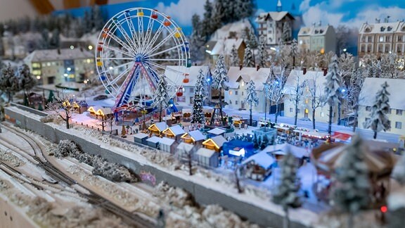 auf der Zörbiger Modellbahn herrscht immer Winter - und auch der Weihnachtsmarkt hat trotz Pandemie geöffnet (natürlich unter 2G Bedingungen!)