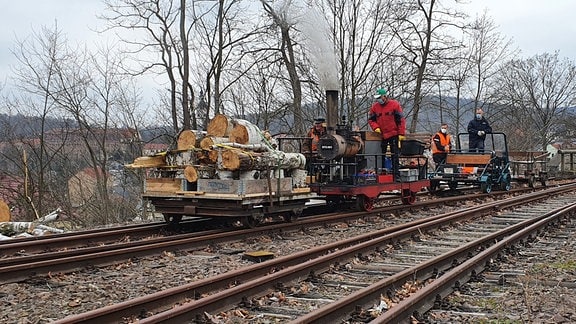 Mit zwei Draisinen rollen die Eisenbahnfreunde durch das Muldenthal. Ein Gefährt wird mit Dampf betrieben, das andere mit einem Diesel-Motor.