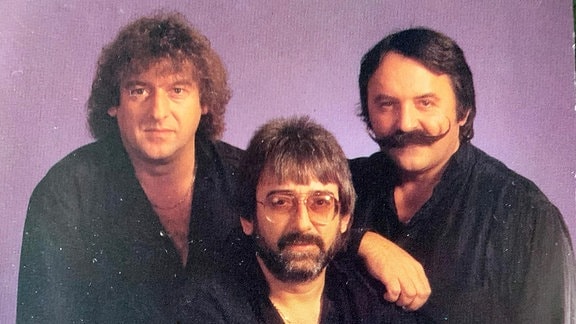 Die Musikgruppe "Die Amigos" auf einer Autogrammkarte aus dem Jahr 1989. Von links: Bernd Ulrich, Karl-Heinz Ulrich und Keyboarder Witold Piwonski, der damals Band-Mitglied war und mittlerweile verstorben ist.