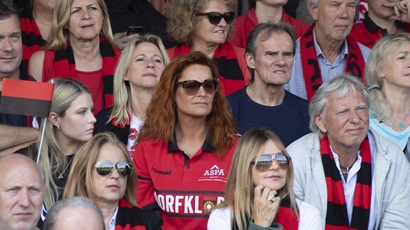 Sonnenhof Großaspach, Andrea Berg auf der Tribüne Fortuna Köln - SG Sonnehof Großaspach 