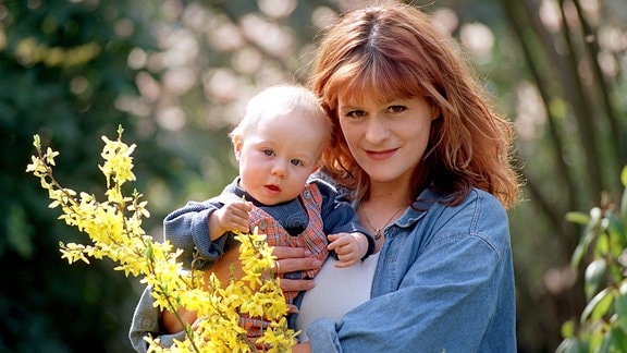 Schlagersängerin Andrea Berg mit Töchterchen Nina Maria (Foto von Mai 1999).