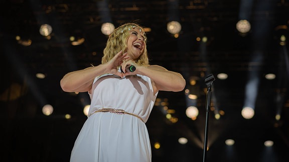 Beatrice Egli singt auf einer Bühne.