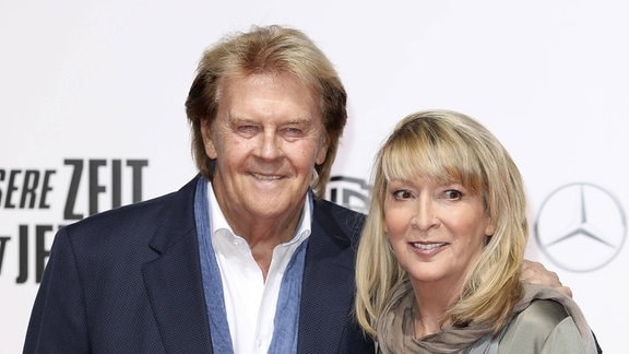 Howard Carpendale mit Lebensgefährtin Donnice Pierce bei der Premiere des Kinofilms Unsere Zeit ist jetzt im CineStar Sony Center. 