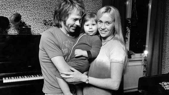 Bjorn Ulvaeus und Agnetha Faltskog mit Tochter Linda auf dem Arm.